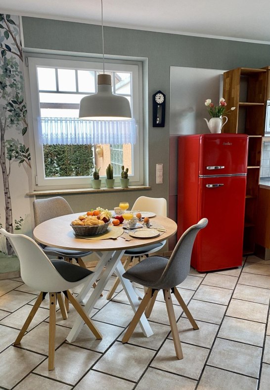 K&uuml;che + Esstisch | &copy; Ferienwohnung Sch&ouml;ne Auszeit Spay