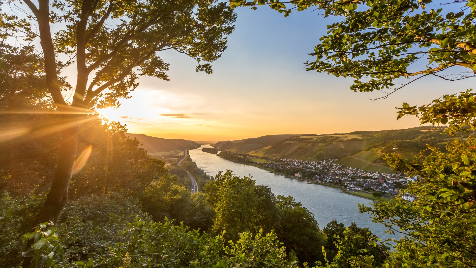 Blick vom Krahnenberg Andernach auf das Rheintal und die Weinberge von Leutesdorf | &copy; Andernach.net GmbH / 90Grad Photography