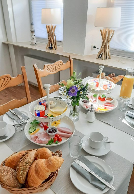 Fr&uuml;hst&uuml;ckstisch | &copy; Petra Adams Pension HerRheinspaziert