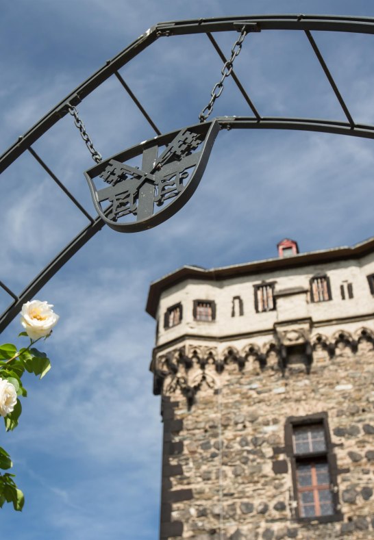 Burgruine mit Stadtwappen | &copy; 90 Grad Photography/Hilger & Schneider GbR