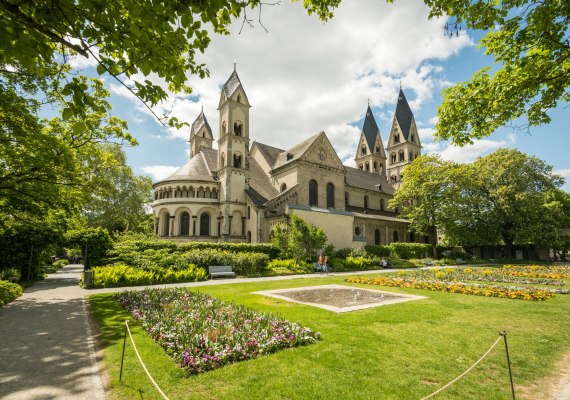 Blumenhof und Basilika | &copy; Koblenz-Touristik GmbH, Dominik Ketz