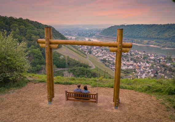 Weinbergschaukel bei Sonnenuntergang | © Andreas Pacek, fototour-deutschland.de Weinbergschaukel bei Sonnenuntergang | © Andreas Pacek, fototour-deutschland.de