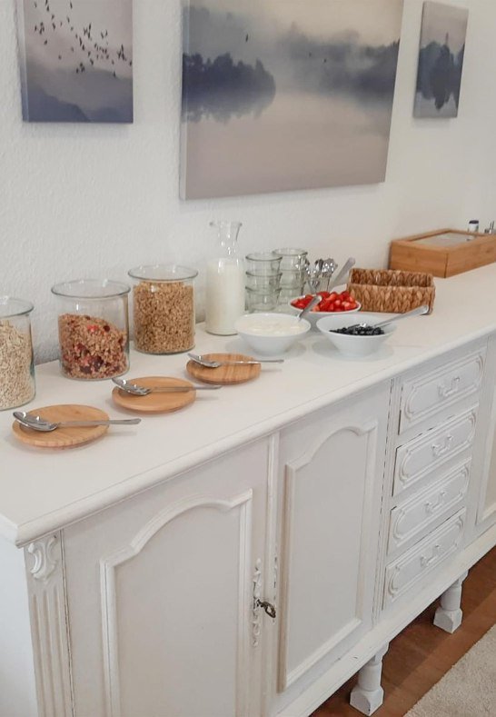 Buffetschrank Fr&uuml;hst&uuml;cksraum | &copy; Petra Adams Pension HerRheinspaziert