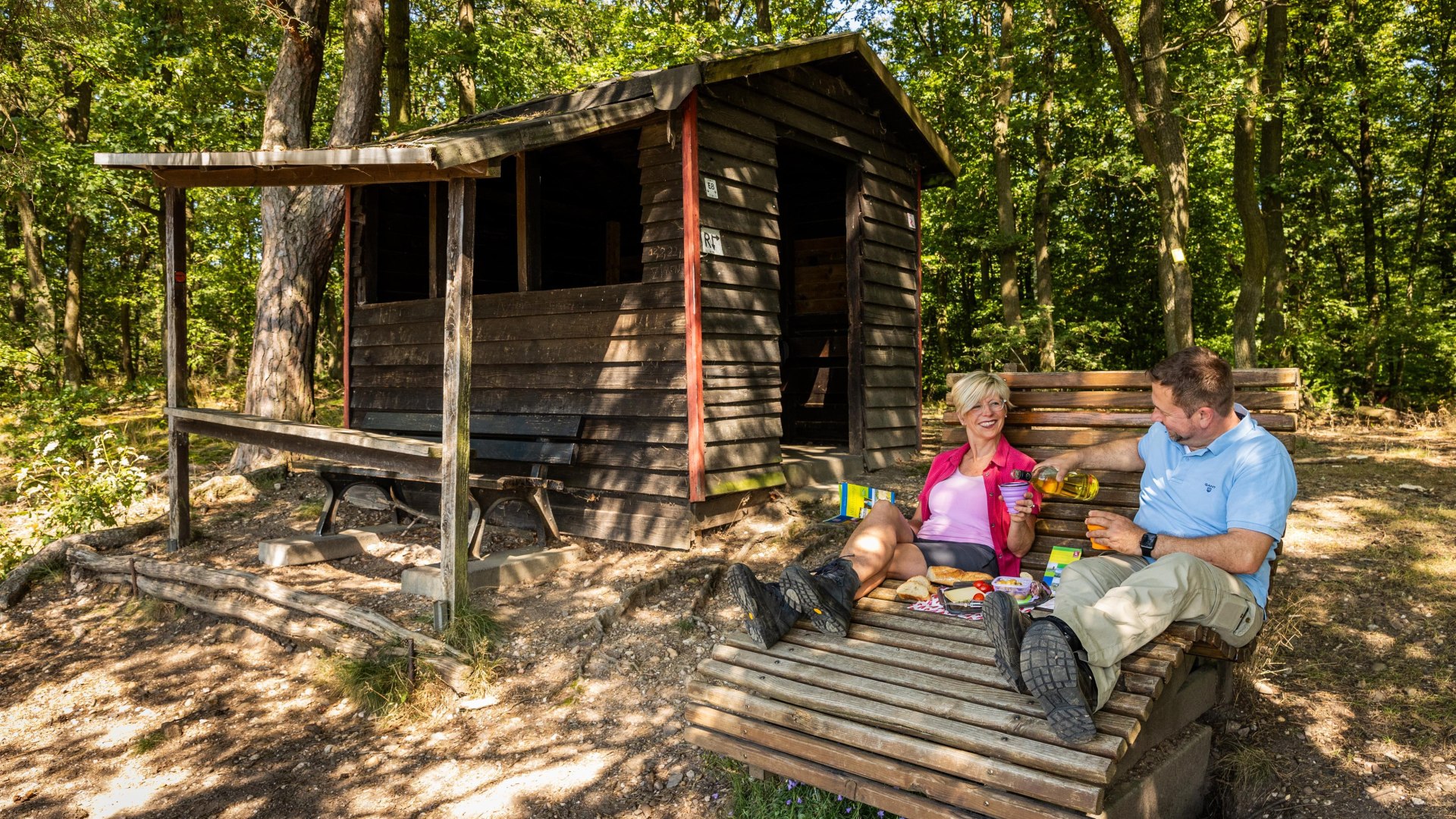 Eifelblickhütte mit Wanderern | © Baumann Eifelblickhütte mit Wanderern | © Baumann