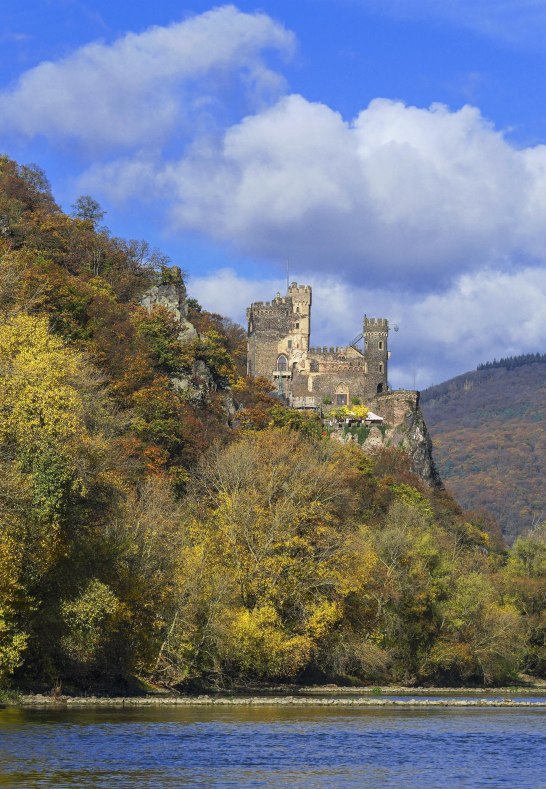 Burg Rheinstein im Herbst | © Friedrich Gier