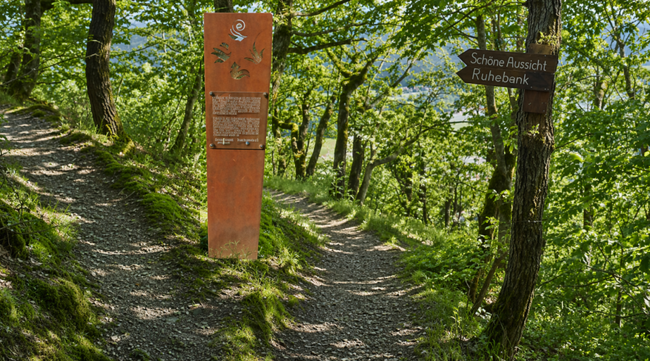 Infostele Burg Maus | &copy; Armin Schaust - KI bearbeitet