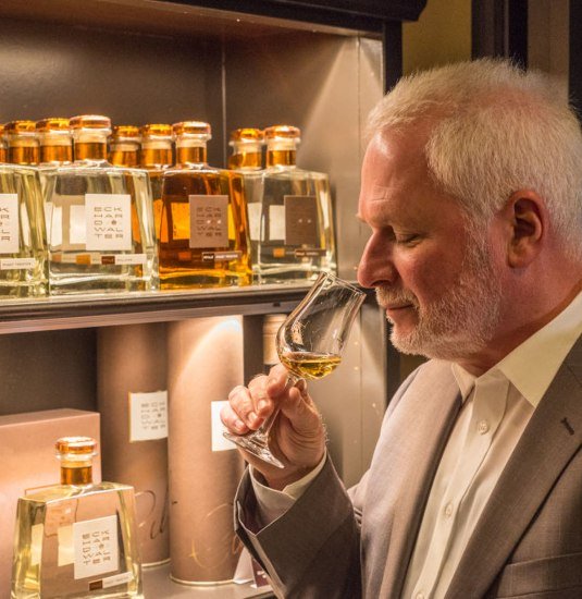 Tasting of a fine wine  | © Dominik Ketz / Rheinland-Pfalz Tourismus GmbH