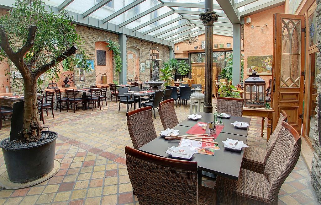 Restaurant von Innen- Hier trifft Geselligkeit auf | © Tanja Bieker Restaurant von Innen- Hier trifft Geselligkeit auf | © Tanja Bieker