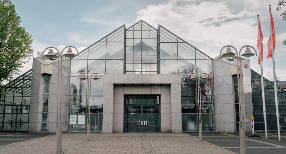 Heimathaus Eingang zur Stadthalle | © Zimpfer_Photography