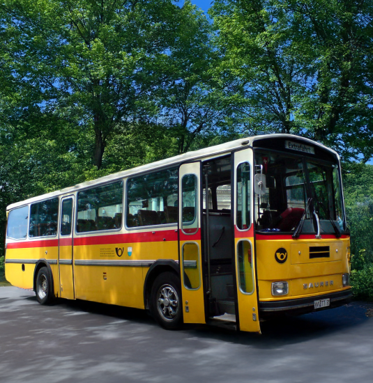 Nostalgietour im historischen Postbus (c) IkUM Gmb | © Nostalgietour im historischen Postbus (c) IkUM GmbH (mit KI bearbeitet) Nostalgietour im historischen Postbus (c) IkUM Gmb | © Nostalgietour im historischen Postbus (c) IkUM GmbH (mit KI bearbeitet)