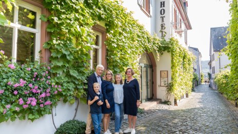 Family Breuer at the hotel entrance | © Marco Renzing Family Breuer at the hotel entrance | © Marco Renzing