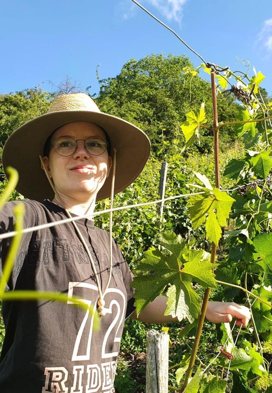 Laubarbeiten im Weingut Volk, Jule Volk | &copy; Weingut Volk