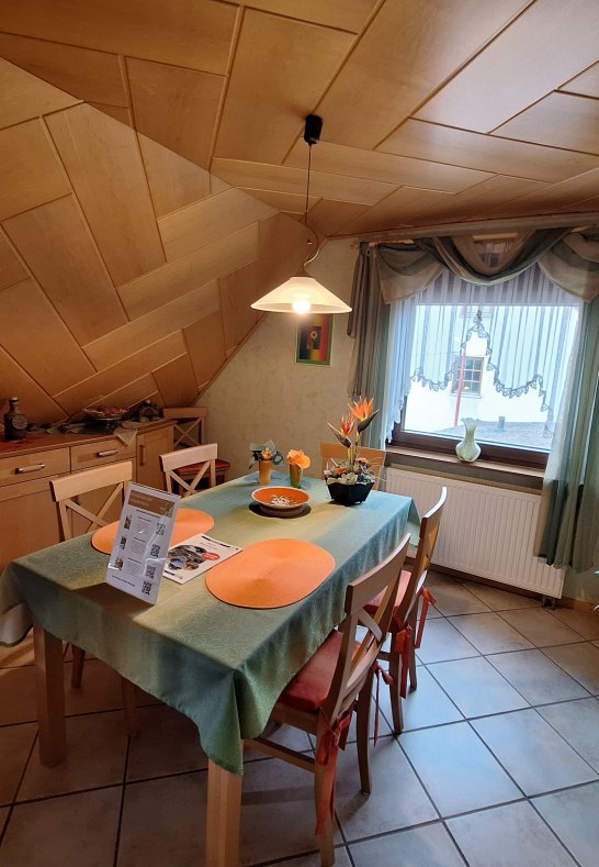 Esszimmer im Wohnbereich | &copy; Tourist-Info Erlebnis Rheinbogen
