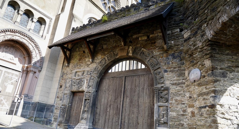 Romanisches Pfarrhoftor | &copy; Kathrin Jungschlaeger