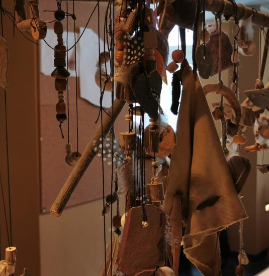 Steinzeitlicher selbstgebastelter Schmuck | &copy; LEIZA/A.-L.Rosenthal