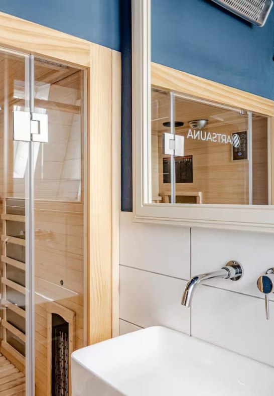 Apartment III, Badezimmer mit Infrarotkabine | &copy; Jonas Hellmann