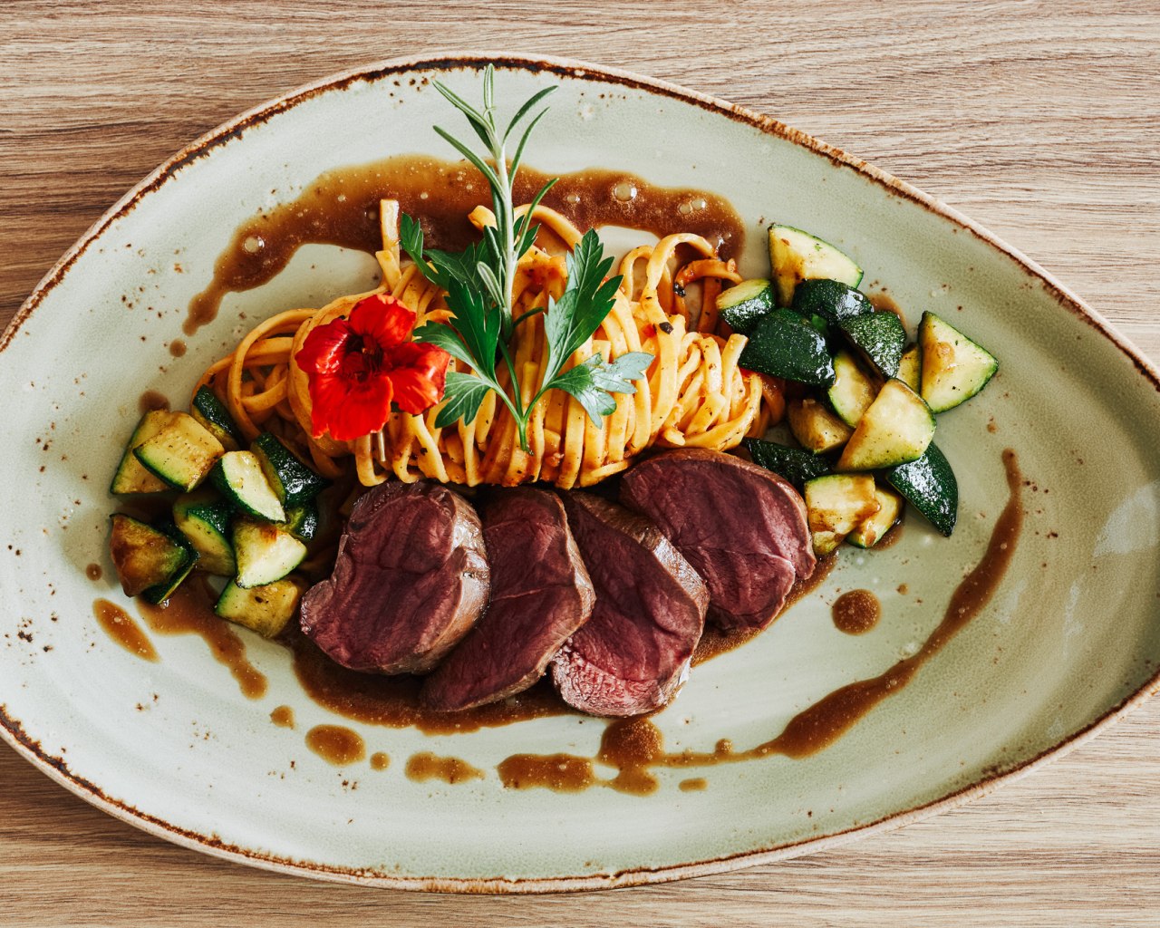 Rehr&uuml;cken mit selbstgemachten Nudeln und Sp&auml;tburgundersauce | &copy; FETZ - Das Loreleyhotel