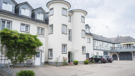 Julias Gutshotel Aussenansicht | © Julia von Oetinger