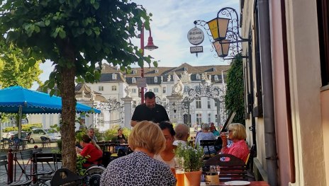 Außenplätze mit Blick auf Schloss Engers | © Rämer