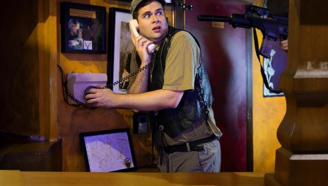 Missionsbild Bruno am Telefon in der Bar | &copy; 66 Minuten