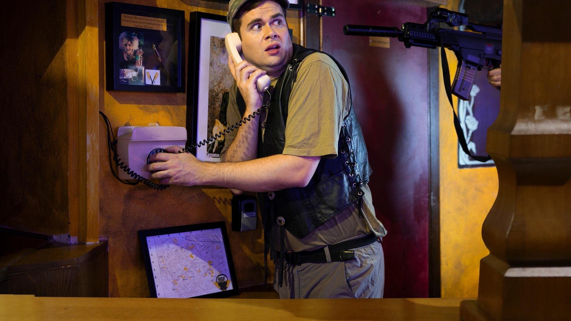 Missionsbild Bruno am Telefon in der Bar | © 66 Minuten Missionsbild Bruno am Telefon in der Bar | © 66 Minuten