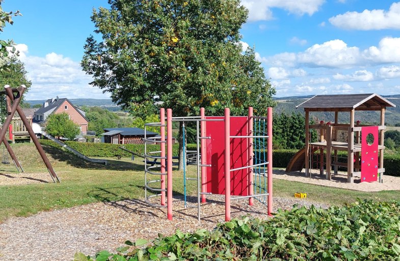 Kinderspielplatz mit Fernsicht | &copy; B. Vogt