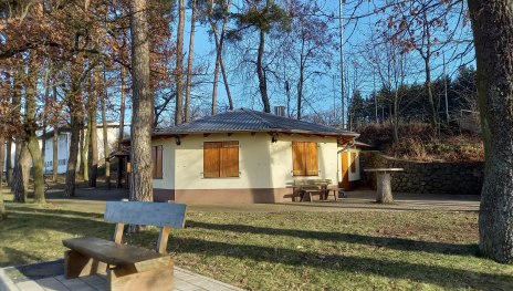 Grillh&uuml;tte mit Ruhebank | &copy; C. Vogt