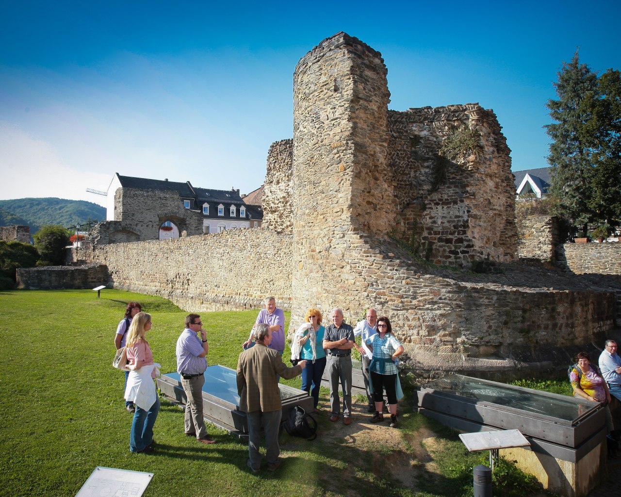 Blick in die r&ouml;mische Ausgrabungsst&auml;tte , mit Besucher. | &copy; H. Piel Piel Media