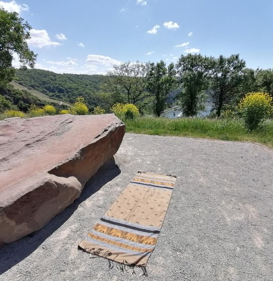 Yoga auf der Loreley | © Dorothe Struschka Yoga auf der Loreley | © Dorothe Struschka