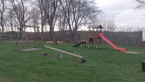 Spielplatz mit Rutsche und Schaukel | © B. Vogt Spielplatz mit Rutsche und Schaukel | © B. Vogt
