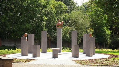 Adenauer-Schumann-Gedenkzeichen | &copy; VG Wei&szlig;enthurm