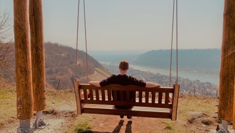 Weinbergschaukel in den Leutesdorfer Weinbergen, unweit des Rheinsteigs | © Kevin Kalfels, Romantischer Rhein Tourismus GmbH