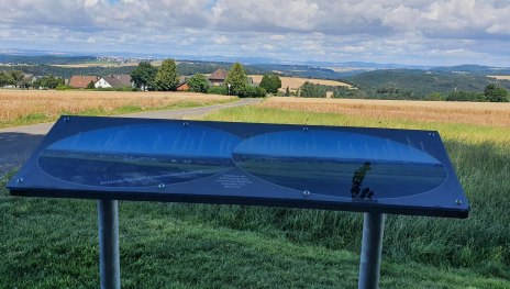 Eifelblick mit Hinweistafel | © T. Biersch Eifelblick mit Hinweistafel | © T. Biersch