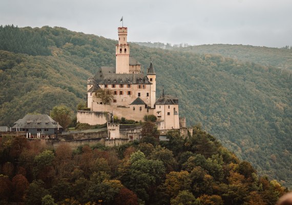Unzerstörte Höhenburg