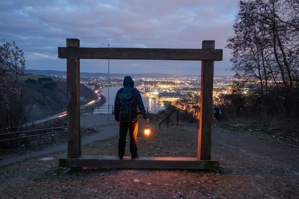 Blick auf das abendlich erleuchtete Andernach | © Andreas Pacek Blick auf das abendlich erleuchtete Andernach | © Andreas Pacek
