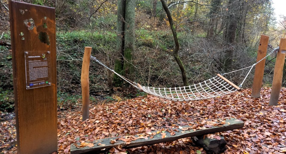 H&auml;ngematte mit Stele | &copy; Armin Schaust
