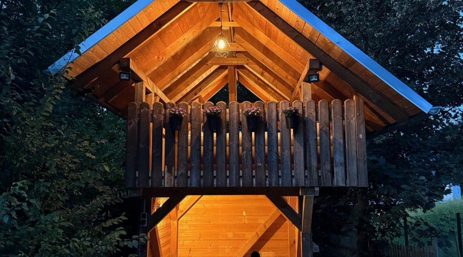 Baumhaus mit Sitzm&ouml;glichkeiten | &copy; Fam. Herborn