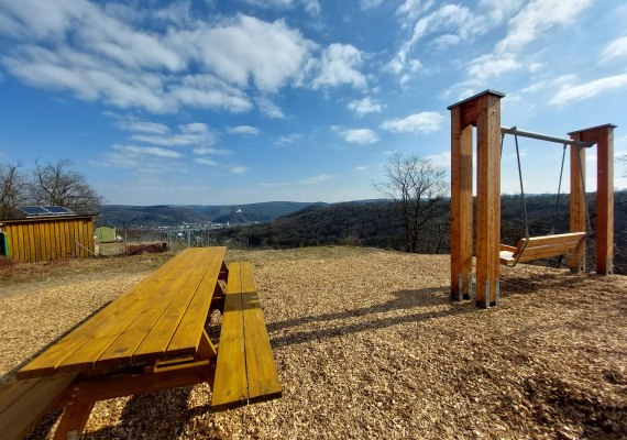 Schaukel und Tisch | © TI Erlebnis Rheinbogen Schaukel und Tisch | © TI Erlebnis Rheinbogen