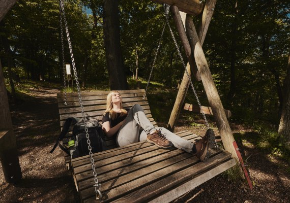 Auszeit auf der Schaukel | &copy; Marco Rothbrust/Romantischer Rhein Tourismus GmbH