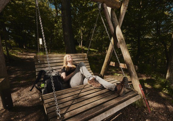 Auszeit auf der Schaukel | &copy; Marco Rothbrust/Romantischer Rhein Tourismus GmbH