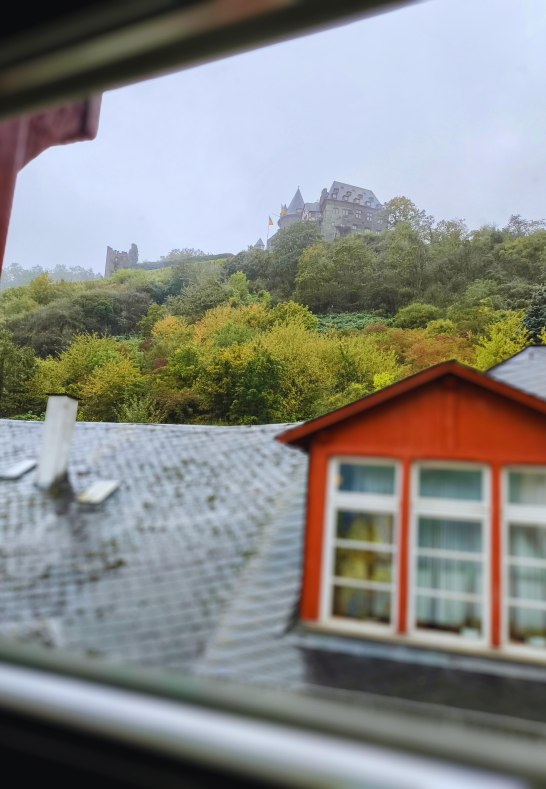 Vue sur le ch&acirc;teau depuis la chambre &ndash; Burg Stahleck | &copy; Moock