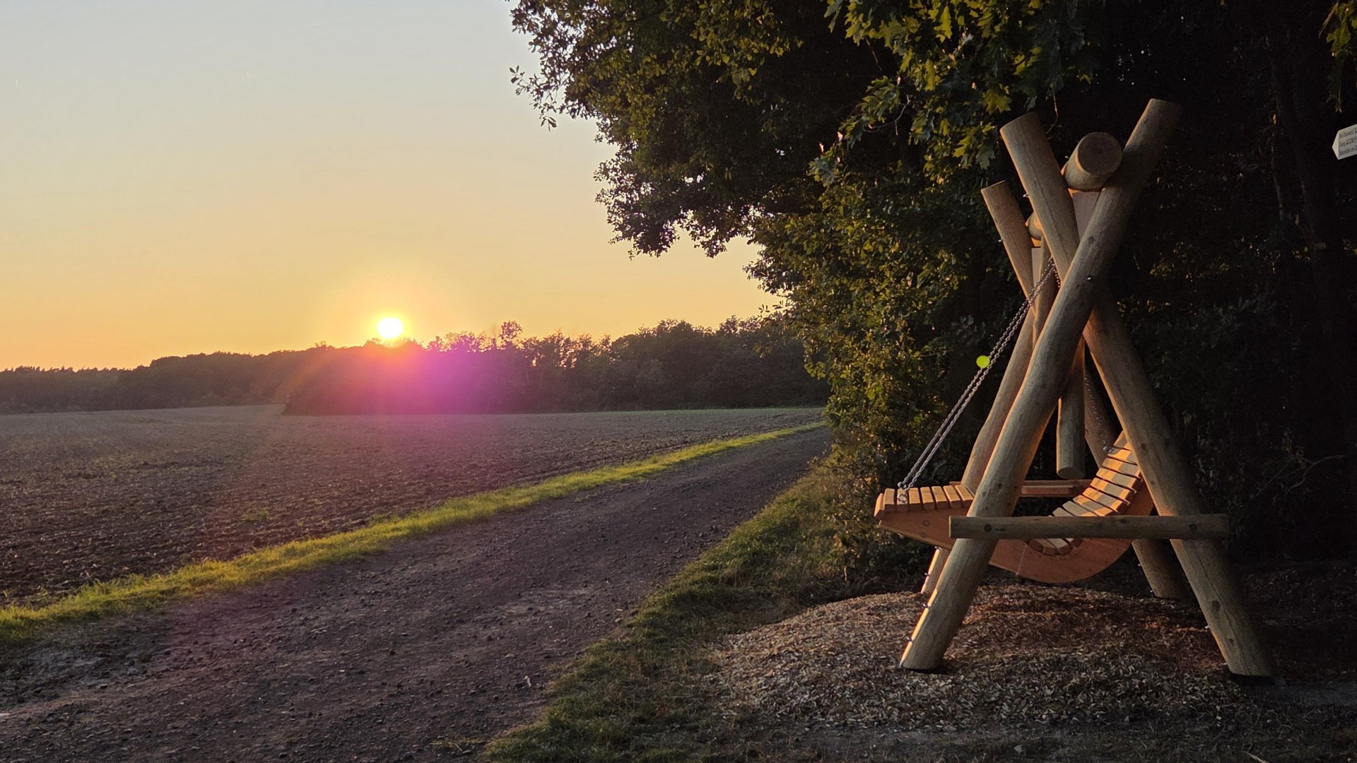 Wanderschaukel Mönchsheide Sonnenuntergang | © Tourist-Information Bad Breisig Wanderschaukel Mönchsheide Sonnenuntergang | © Tourist-Information Bad Breisig