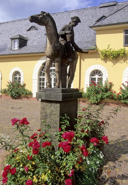 Schloss Johannisberg Sp&auml;tlesereiter Statue | &copy; JWG Johannisberger Weinvertrieb KG