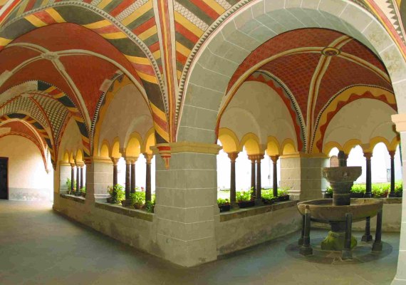 Kreuzgang mit Brunnenhaus | &copy; Agentur Moog