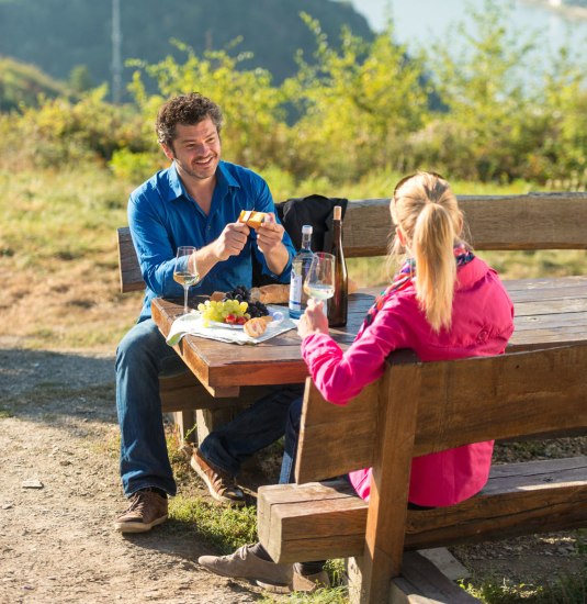 Picknick mit Blick auf den Rhein | © Dominik Ketz / Rheinland-Pfalz Tourismus GmbH Picknick mit Blick auf den Rhein | © Dominik Ketz / Rheinland-Pfalz Tourismus GmbH
