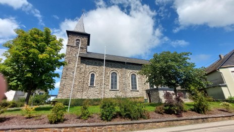 Pfarrkirche St. Alban (Seitenansicht) | &copy; T. Biersch