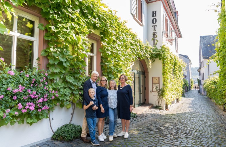 Familie Breuer am Hoteleingang | &copy; Marco Renzing