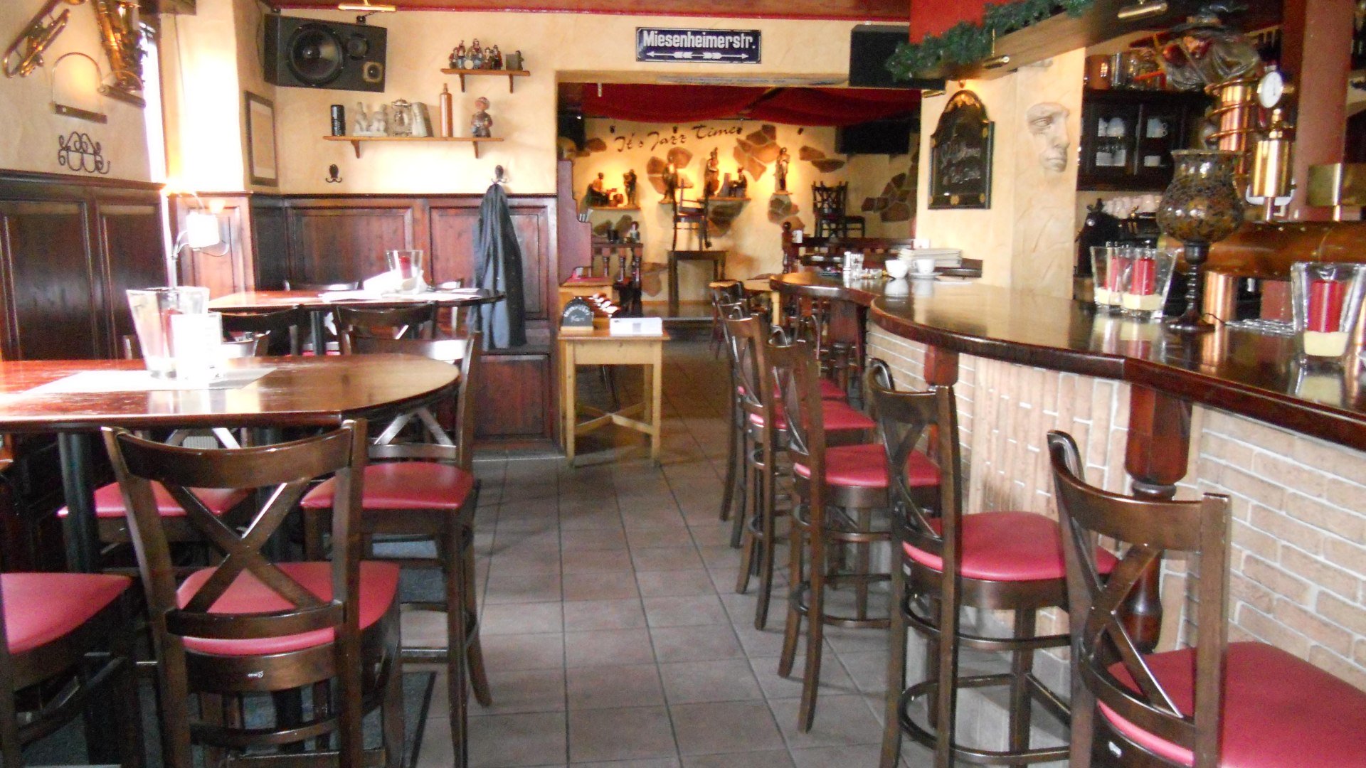 Destille Theke | © Peter Manns Destille Theke | © Peter Manns