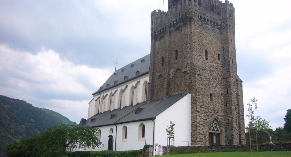 Aussenansicht mit Pfarrgarten | &copy; Daniela Ziermann