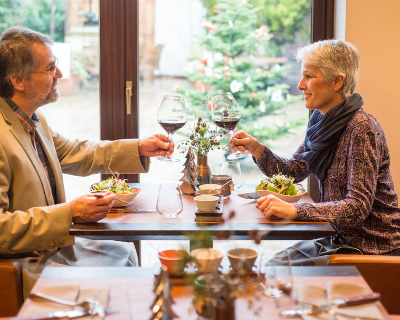 Paar beim gemeinsamen Essen im Restaurant | © Dominik Ketz/Rheinland-Pfalz Tourismus GmbH Paar beim gemeinsamen Essen im Restaurant | © Dominik Ketz/Rheinland-Pfalz Tourismus GmbH